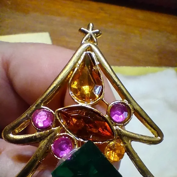 Vintage Gold Coloured Christmas Tree Brooch With Brightly Coloured Stones - Picture 5 of 8
